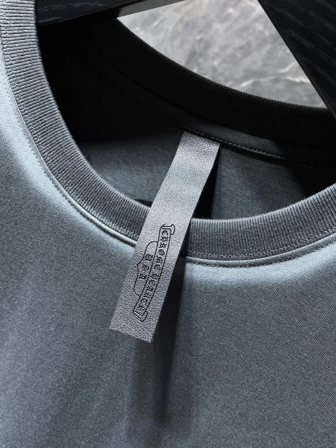 P170 New Chrome Hearts 25ss for summer. High-weight, environmentally friendly and high-quality top-grade fabric. 260g~285g. Short sleeves with Chrome cross and leather printing technology. High version embroidery➕leather version. Counter synchronization. Re-engraved version 1:1. Recommended colors: gray black. Size: S, M, L, XL.